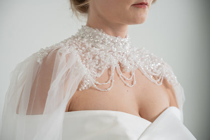 Braut-Capelet mit Perlen und Tüll