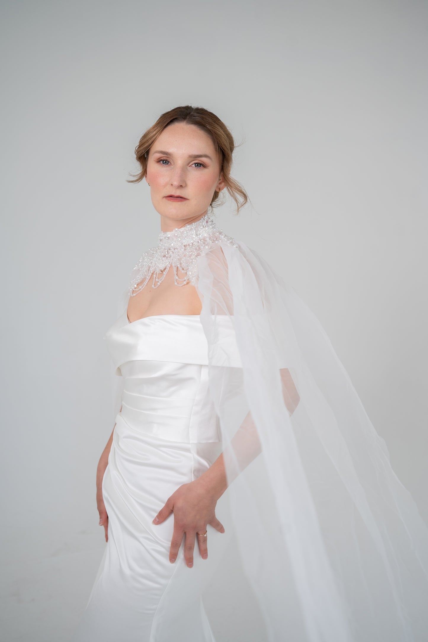 Braut-Capelet mit Perlen und Tüll